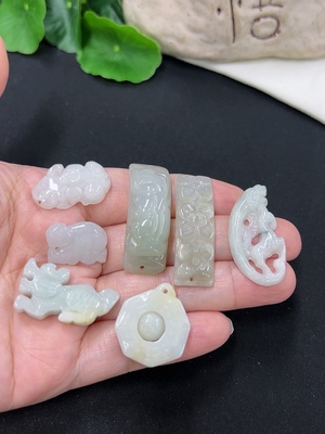 F46585148 翡翠挂件一手走