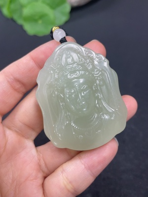 H42954763 和田玉挂件    观音   货品总重约（含绳）37.7g   含其他矿物成份   配珠非和田玉