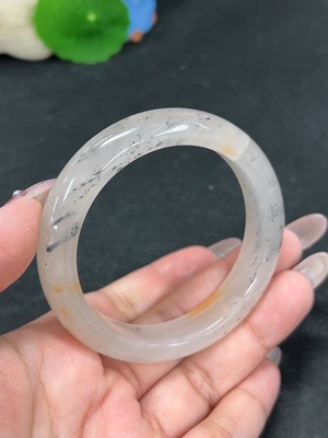 H41946693 非洲翠(独龙玉)正圈手镯 圈口55.9 货品总重约48.7g 有断口