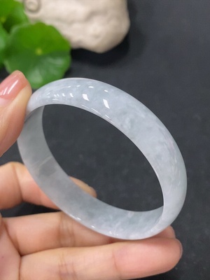 F35117124 翡翠正圈手镯 圈口52.4mm 货品总约重24.68g