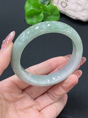 F37374504 翡翠正圈手镯 货品总重约65.63g  圈口58.2