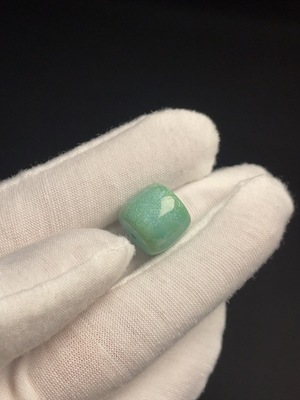 C46541292 绿松石散珠  卡13.7mm左右  货品总重约3.62克  含其他矿物成分