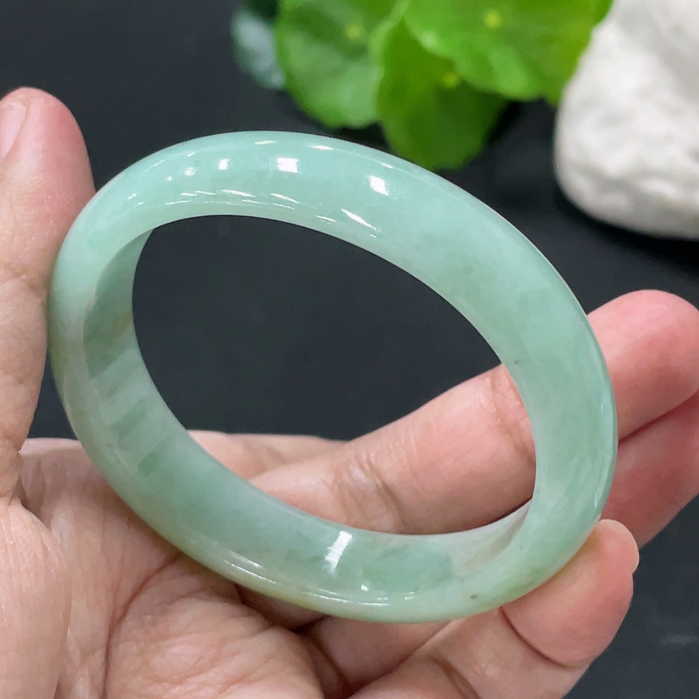 F32821359 Jadeite Concubine Bracelet 38.39g 52.3/44.3 Size