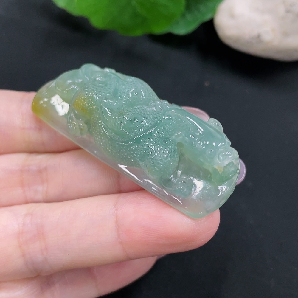 F34966674 Jadeite pendant with a total weight of approximately 25.7 grams (color origin of the yellow part undetermined)
