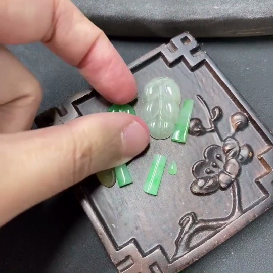 F1218953 Jadeite inlaid pieces (lot sale with纹裂)