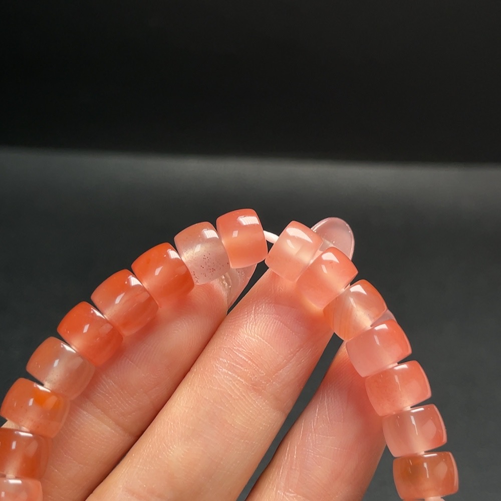 C29341443 South Red Agate Bracelet, approx. 8.3mm, total weight about 21.11g, visible organic matter