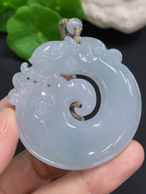 F31686127 Jadeitependant with a total weight of approximately 37.6g (accompanying beads non-A)