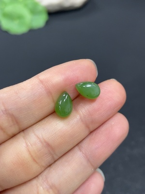 H42962065 和田玉碧玉耳饰   非金镶    货品总重约（含耳堵）1g