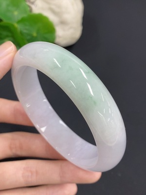F46554935 翡翠正圈手镯 货品总重量约72.8克 圈口61.5