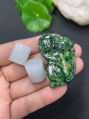 F46551041 翡翠挂件 珠子 一手走 含其他矿物质成分