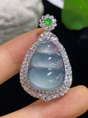 F46482002 翡翠挂件 福豆  18k 配镶钻石 货品总重约6.2g