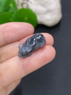 F46595544 翡翠生肖牛挂件 货品总重量约3克