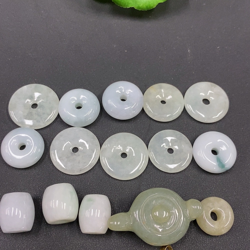 F14571884 Jadeite pendant non-gold inlaid