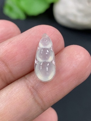 F42973179 翡翠福豆挂件 货品总重量约0.5克