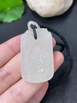 H44311582 和田玉挂件    千手观音   货品总重约（含绳）18.5g  配珠非和田玉