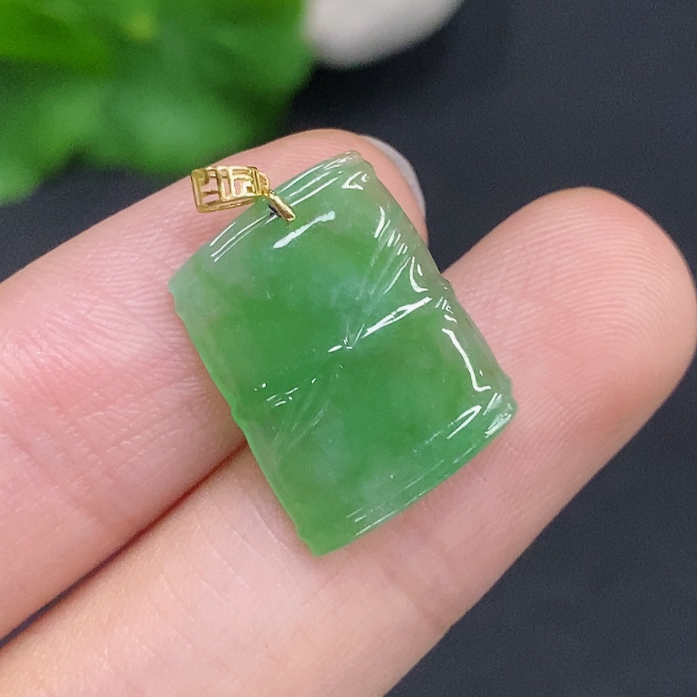 F32807302 Jadeite Pendant with Continuous Ascendancy Design 18k Gold Clasp Total Weight Approximately 1.2g