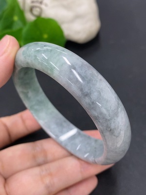 F45398023 翡翠正圈手镯 圈口56.3 货品总重约51.7克（含其他矿物成分）（修补）