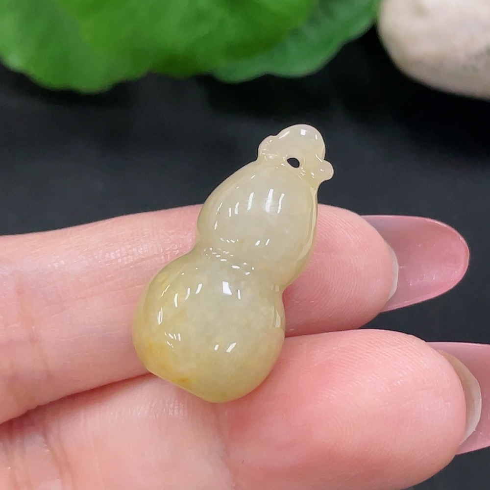 F34982783 Jadeite gourd pendant Total weight: Approx. 6.9g (Color origin of yellow part undetermined)