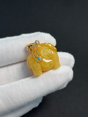 C42963240 琥珀蜜蜡镶嵌吊坠  非金镶  货品总重约4.97克  覆无色膜