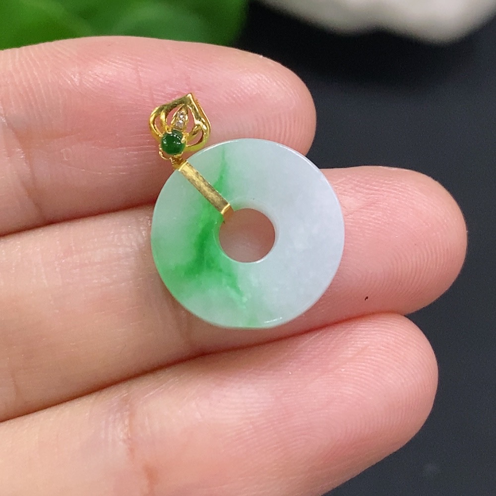 F31648224 Jadeite Donut Pendant with 18K Gold Clasp, Total Weight Approx. 1.5g