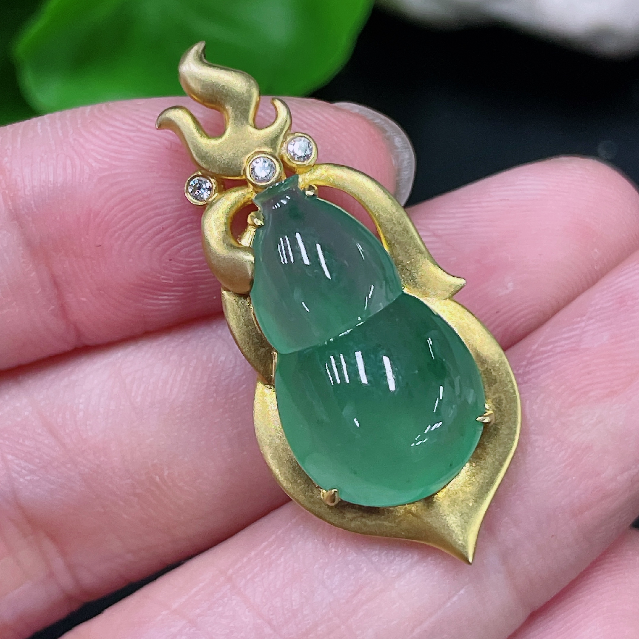 F33944097 Jadeite Gourd Pendant Set in 18K Gold, Total Weight Approx. 4.7g (with Diamond Accents)