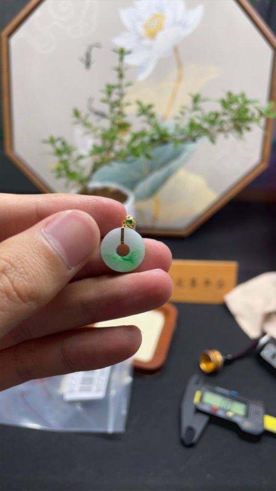 F31648224 Jadeite Donut Pendant with 18K Gold Clasp, Total Weight Approx. 1.5g