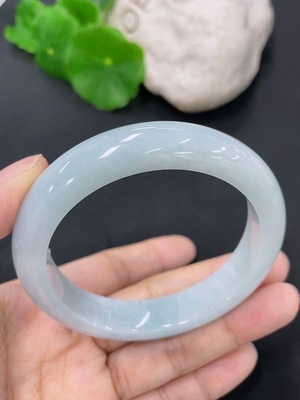 F41934740 翡翠正圈手镯 圈口53.8mm 货品总约重52.8g