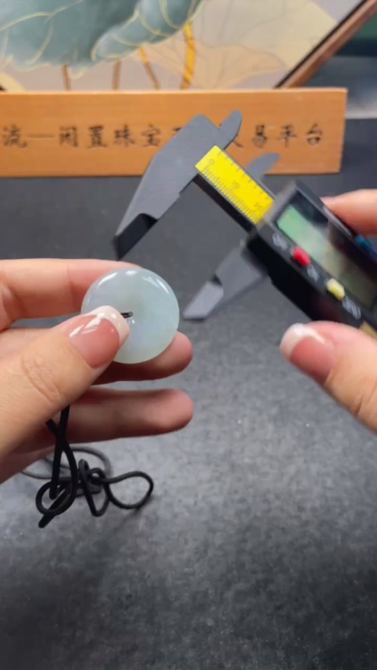 F33905351 Jadeite Safety Buckle, total weight including rope approx. 12.2g