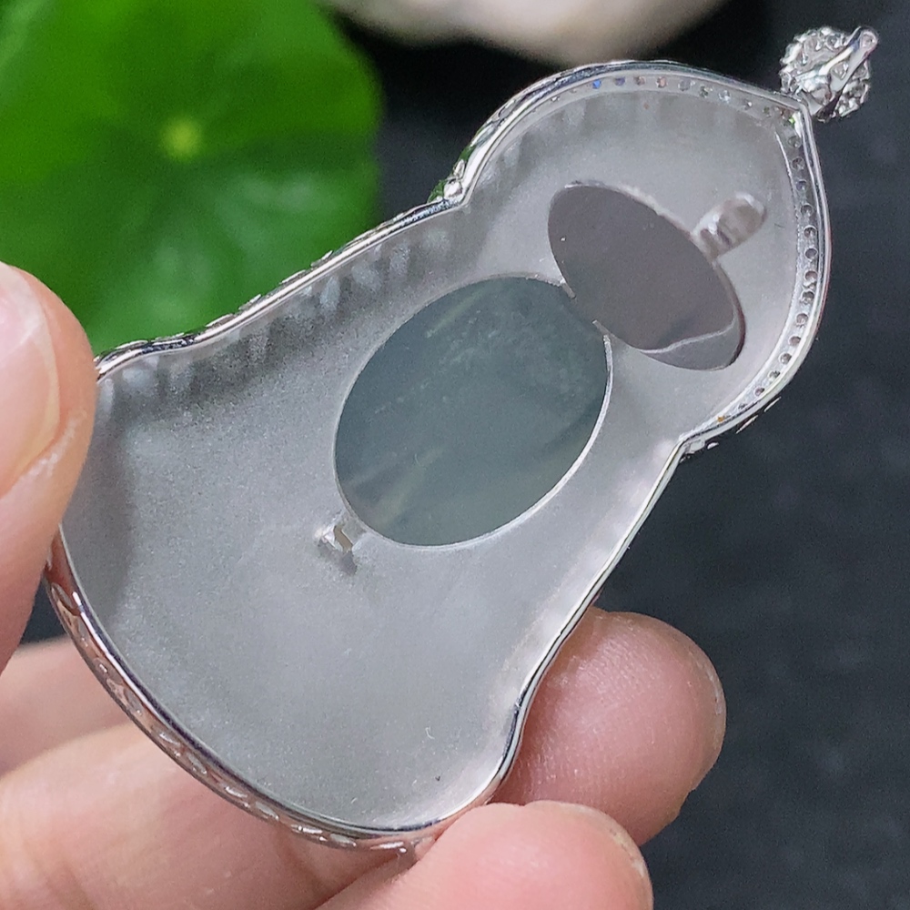 F32799247 Jadeite inlaid Guanyin pendant 18k with diamond accents, total product weight approximately 9.63g