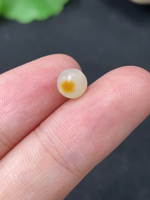 H46576194 和田玉珠子 卡5.6mm左右 皮色成因未定 货品总重约0.3g