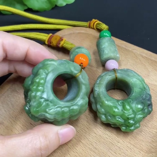 H34986265 Hetian Jade Handheld Piece - Auspicious Beast Ring