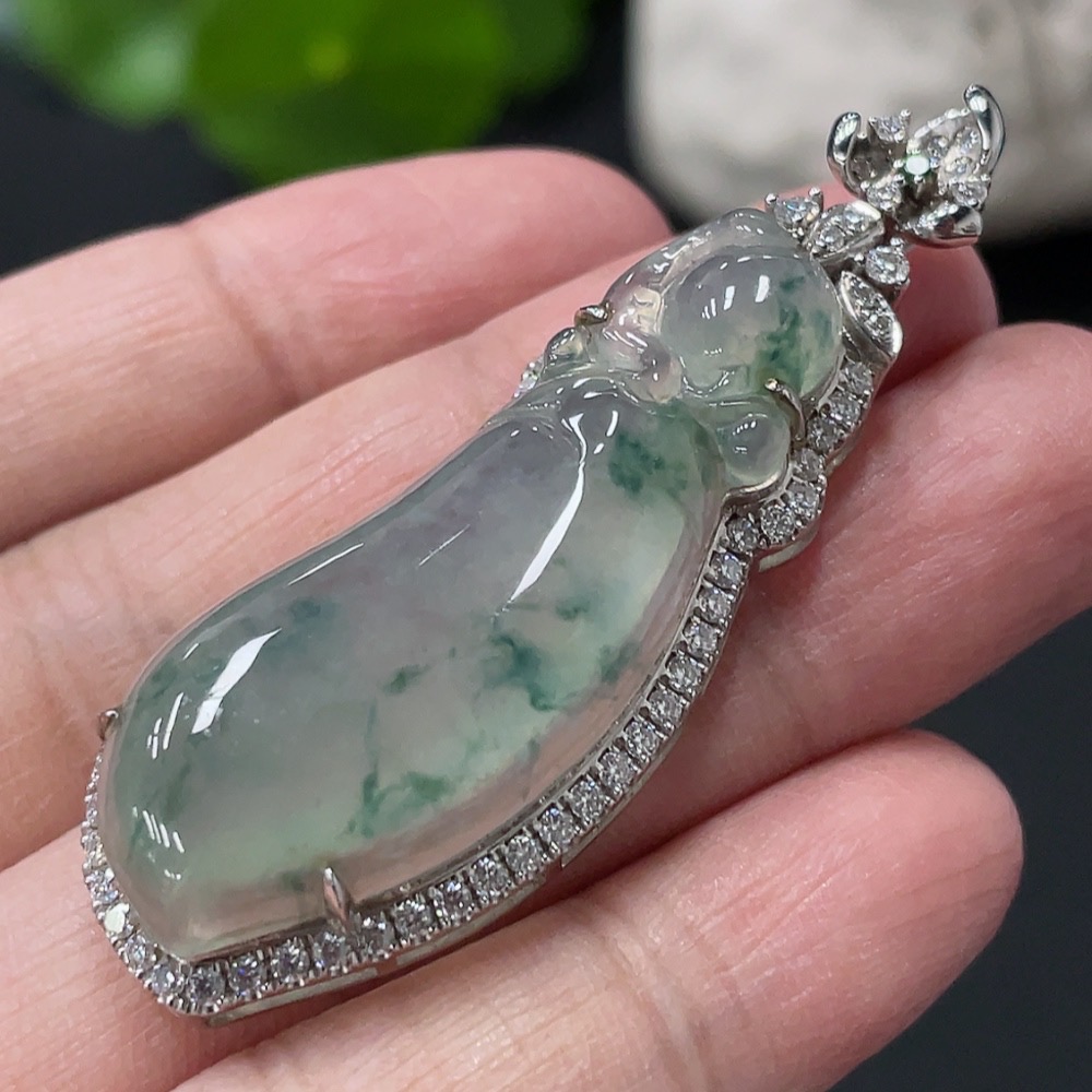 F31670306 Jadeite Auspicious Gourd Pendant with 18k Gold Setting, Non-Diamond, Total Weight Approx. 9.2g