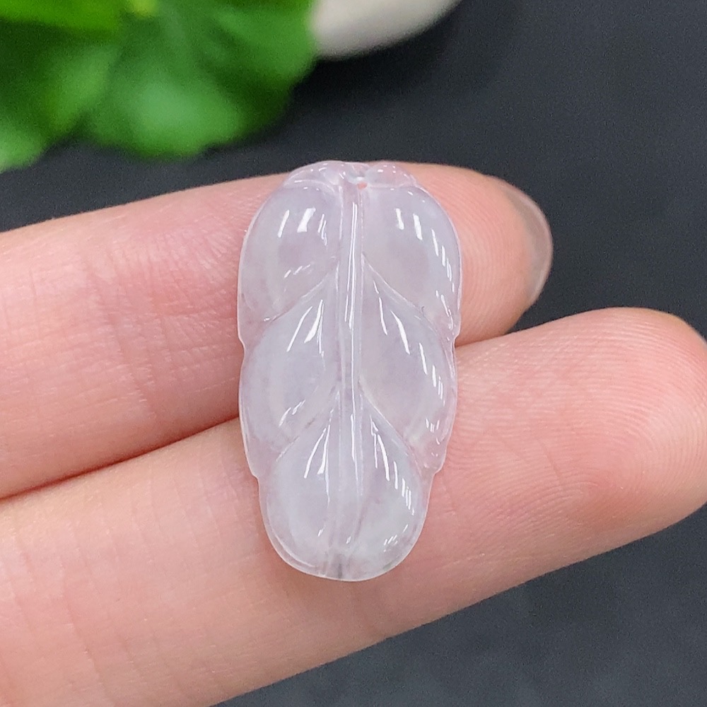 F35078241 Jadeite leaf pendant, total weight approximately 1.4g