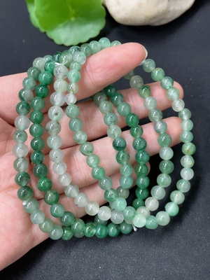 H41891614 非洲翠（独龙玉）手串   卡5.5mm左右   货品总重约33.8g