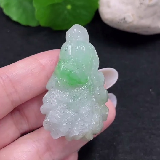 F33900215 Jadeite cabbage pendant with a total weight of approximately 27.5 grams