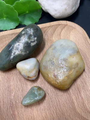 H43215623 和田玉   货品总重约156.6g   皮色成因未定   含其他矿物成份