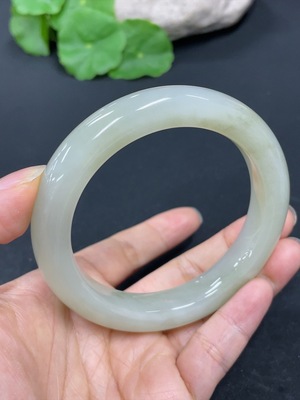 H40766559 和田玉正圈手镯 圈口57.8         货品总重约65.6g
