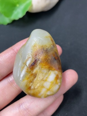 H41920238 和田玉 皮色成因未定 含其他矿物成分  货品总重约57.7g
