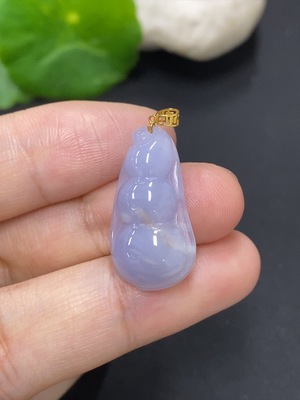 F46615694 翡翠福豆挂件 18k金扣头 货品总重量约2.7克