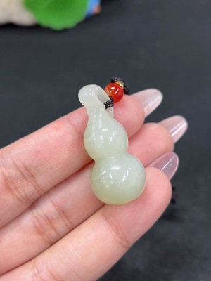 H46520416 和田玉挂件 葫芦 货品总重约【含绳】11.9g