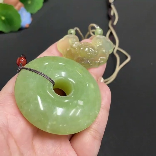 H31659723 Xiuyu (Serpentine Jade) Pendant   Blossoming Wealth   Peace Knot