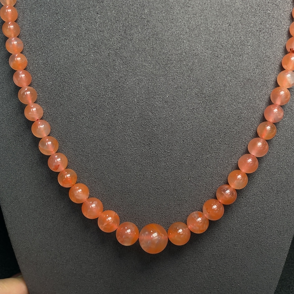 C30445409 Red Agate Necklace with Visible Organic Inclusions, Non-Gold, Total Weight Approx. 36.97g, Size Range 4.1-12.3mm