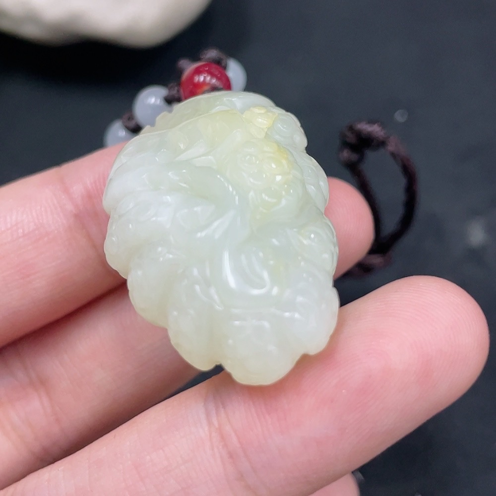 H31635940 Hetian Jade Pendant, Undetermined Skin Color Origin, With Non-Hetian Jade Beads, Total Weight (Including Rope) Approx. 18.2g