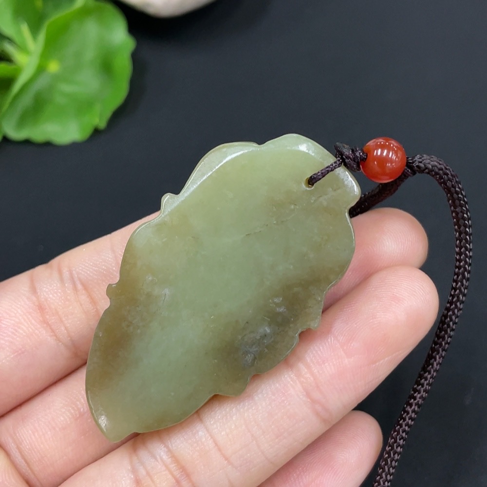 H29325901 Hetian Jade Pendant Leaf with Non-Hetian Jade Beads Total Weight Approx. (Including Cord) 27.1g