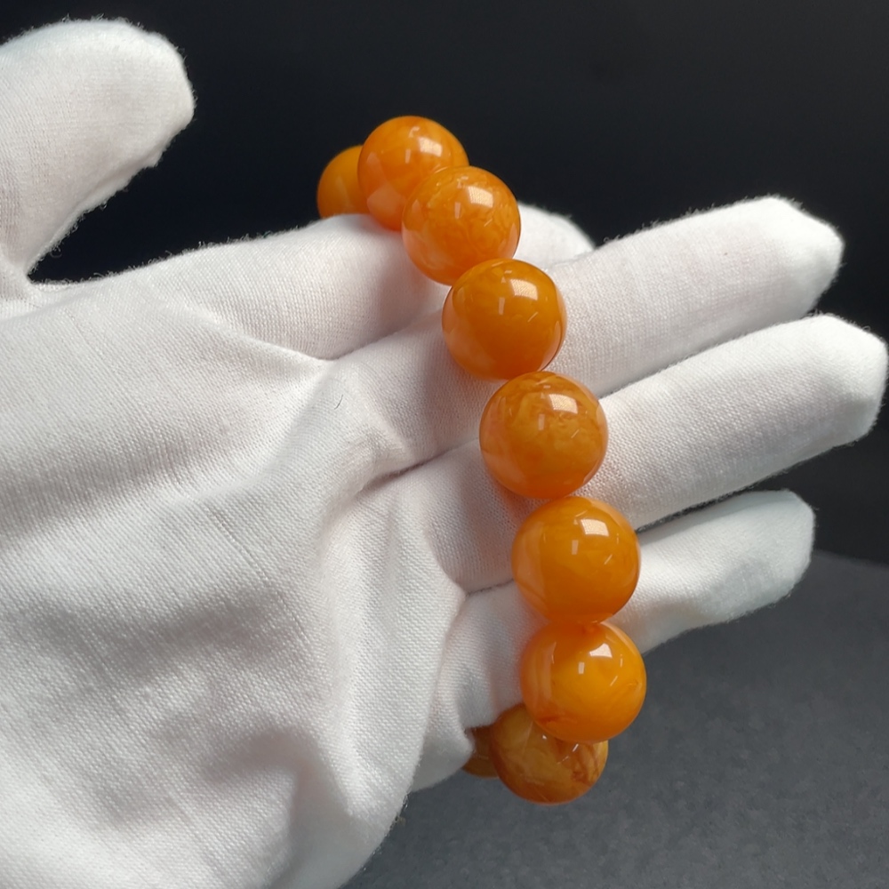 C34009947 Amber Beeswax Bracelet Total weight about 30.13g Size about 15.7mm Color origin undetermined