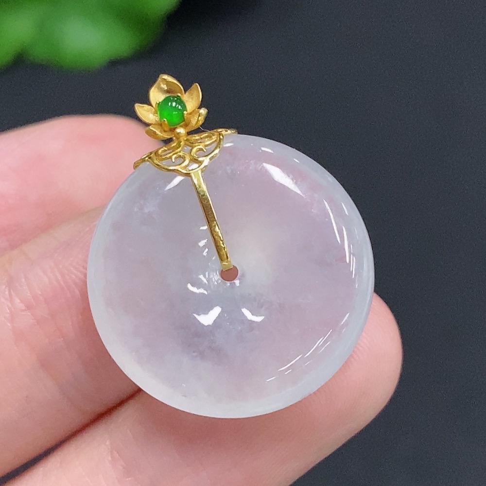 F30554926 Jadeite Safety Pendant with 18K Gold Clasp, Total Weight Approx. 5.56g