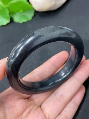 H46504154 和田玉正圈手镯    圈口51.2   货品总重约56g