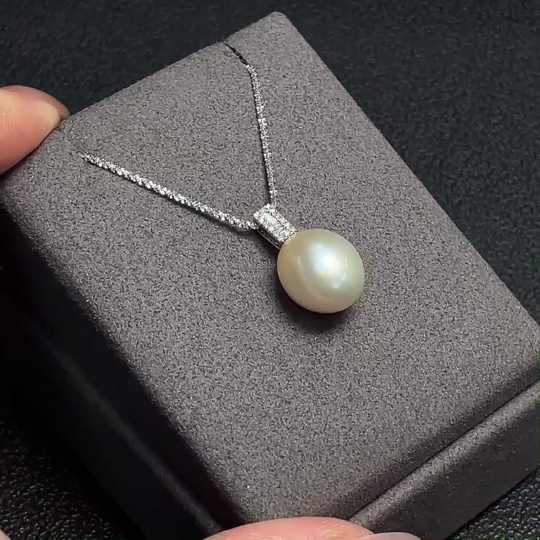 C30469377 Seawater Pearl Pendant with 18k Gold Chain and 18k Gold Pendant, Approximately 11.6mm, Total Weight About 4.91g, Set with Diamonds