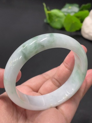 F33875682 翡翠正圈手镯 货品总重约61.6g  含其它矿物成分 56.4圈口