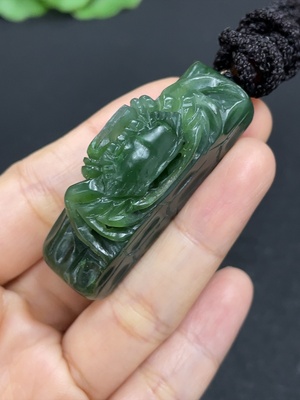 H46531054 和田玉挂件   八方来财    货品总重约（含绳）30.4g    配珠非和田玉